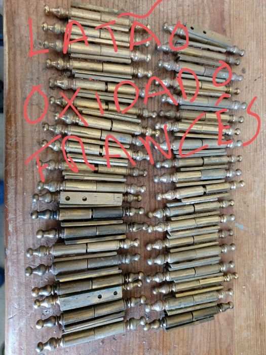 Dobradiças novas com 30 mais de anos . Com marcas do tempo. Cozinha