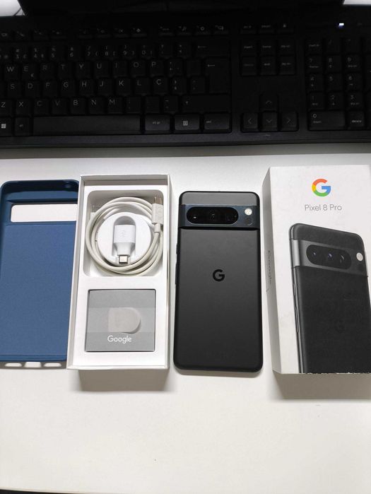 Telemóvel Google Pixel 8 Pro com capa azul