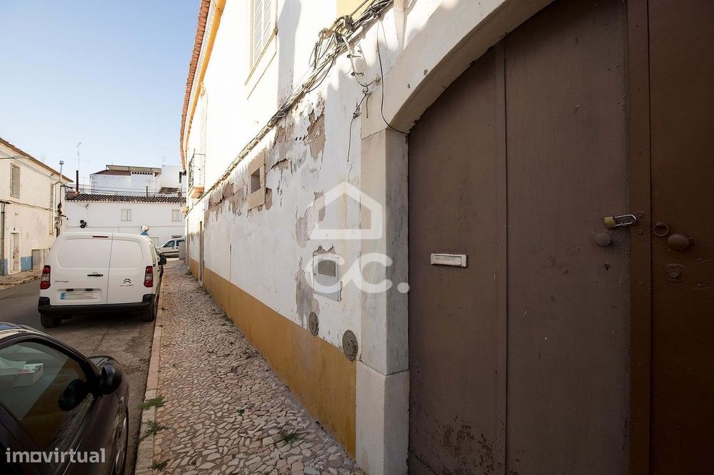 Moradia T1 de R/C em Prédio Multifamiliar para Recuperar | Borba, Évor