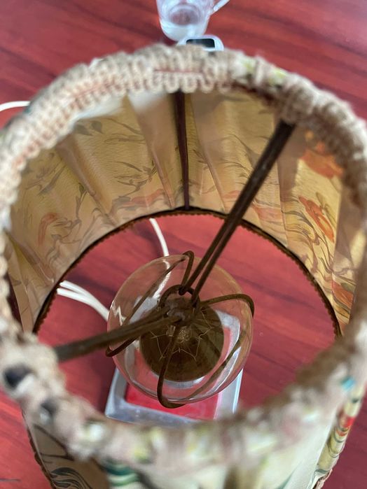 Lampa stołowa PRL – vintage z abażurem w kwiatowy wzór