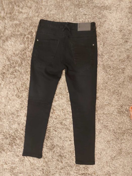 Czarne spodnie rurki jeansowe Reserved rozm. S