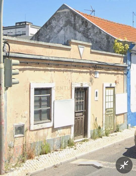 Moita, moradia térrea com 88 m2, para remodelação total e possibilidad