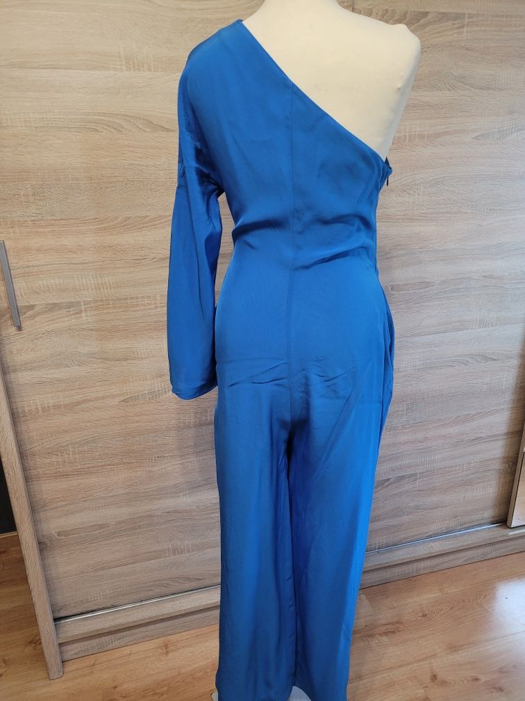 Elegancki kombinezon damski z szerokimi nogawkami