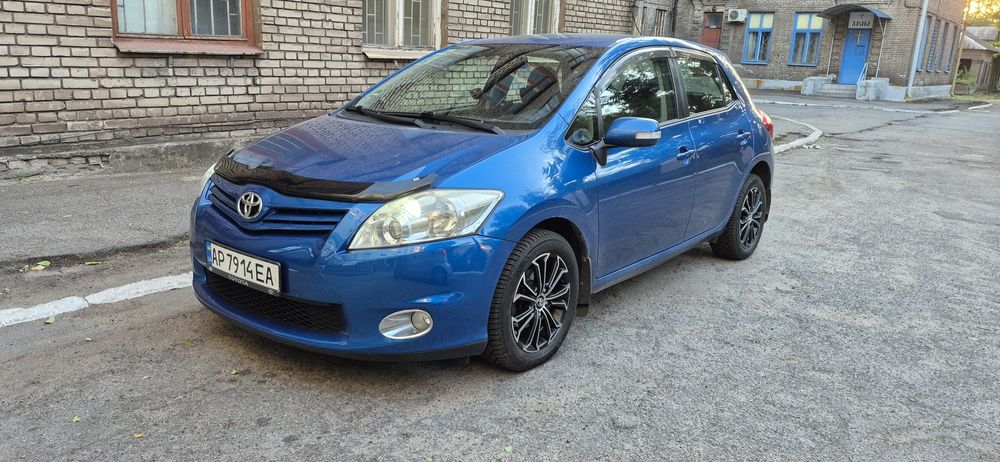 Продам тайота аурис 1.6газ/бензин АКПП