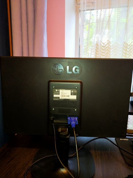 Монітор LG 19m35
