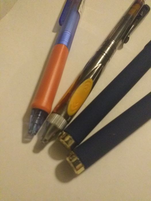 Zestaw 4 sztuk długopisów żelowych.