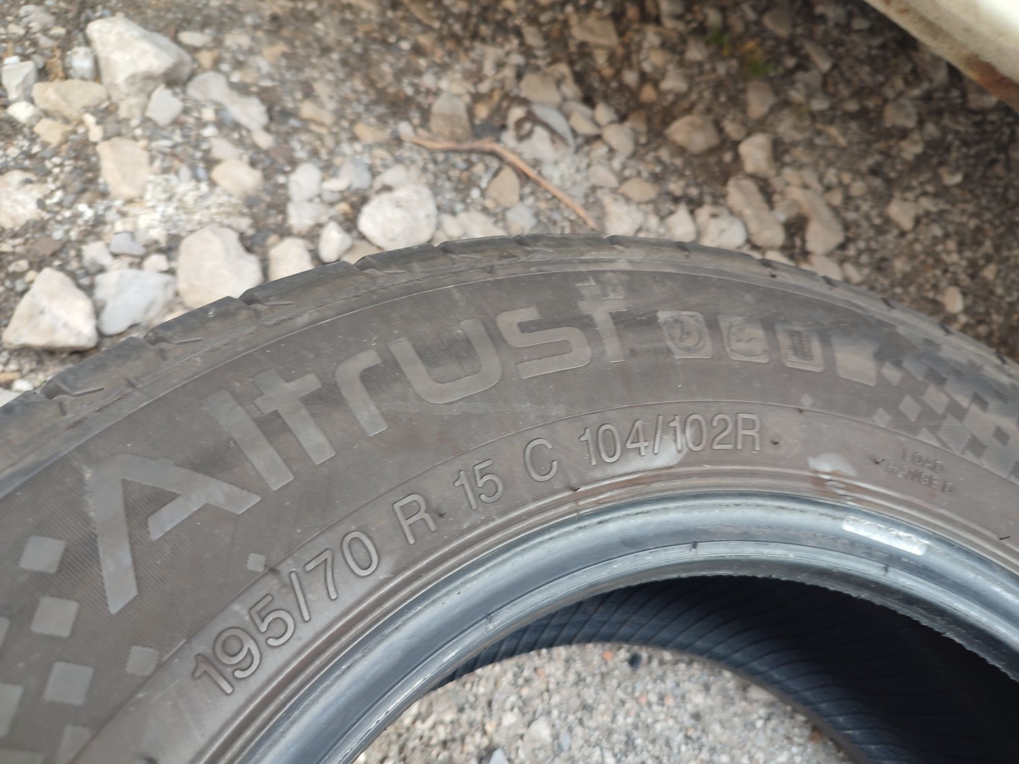 Dwie opony Apollo Altrust 195/70/15C 104/102R