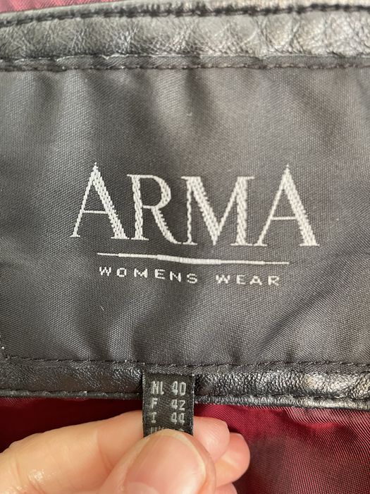 Casaco comprido de cabedal preto.