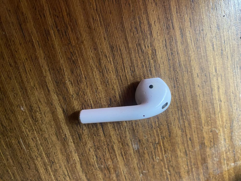 Продам левый наушник AirPods 2