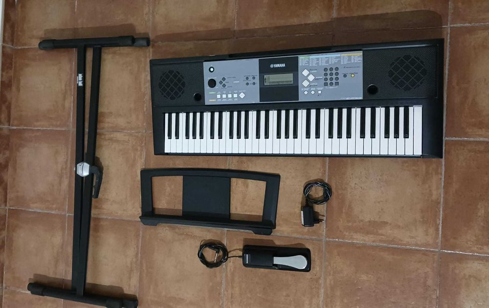 Piano/Teclado Yamaha PSR-E233