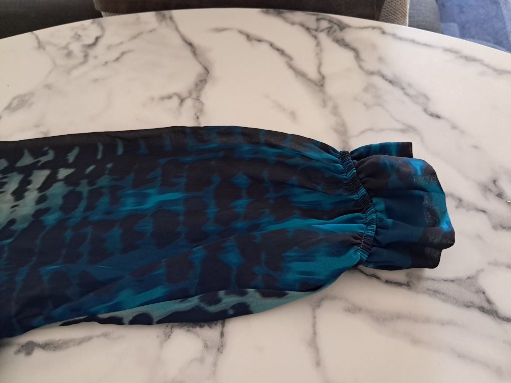 Vestido leve e forrado azul e preto