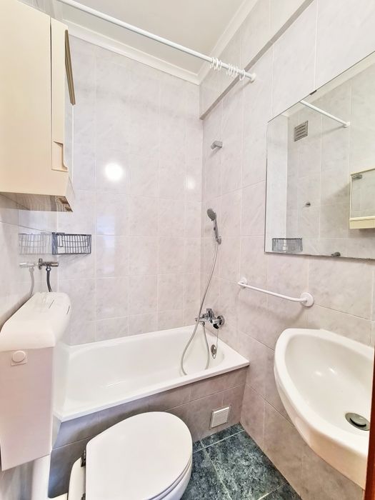 Quarto Almada centro, com WC privativo. Junto ao Metro