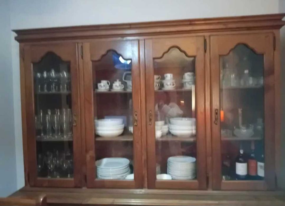 Parte superior de cristaleira em madeira