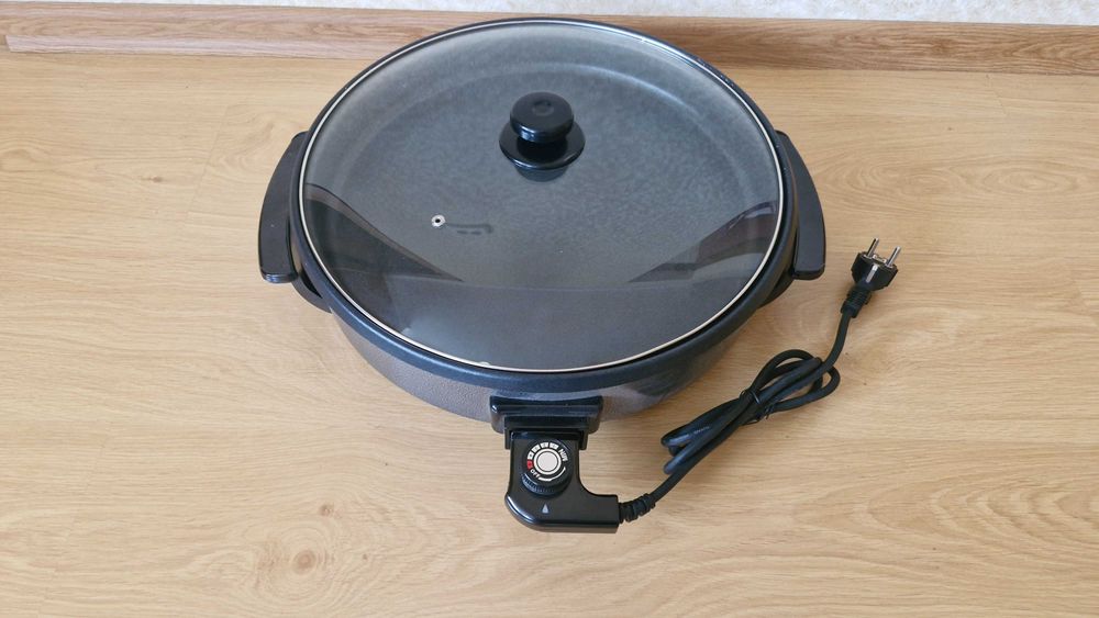 Сковорода електрична (Німеччина) -діаметр 40 см/ глибина 5 см/ 1,4 кВт