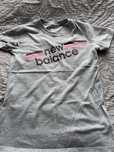 Szary t-shirt damski New Balance XS