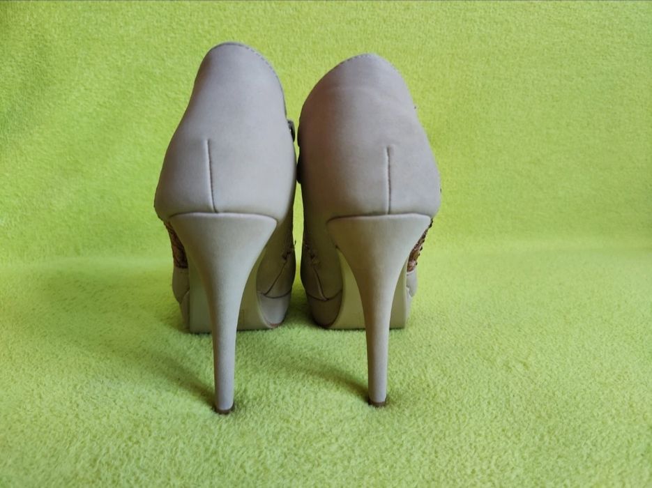 Beżowe botki na szpilce