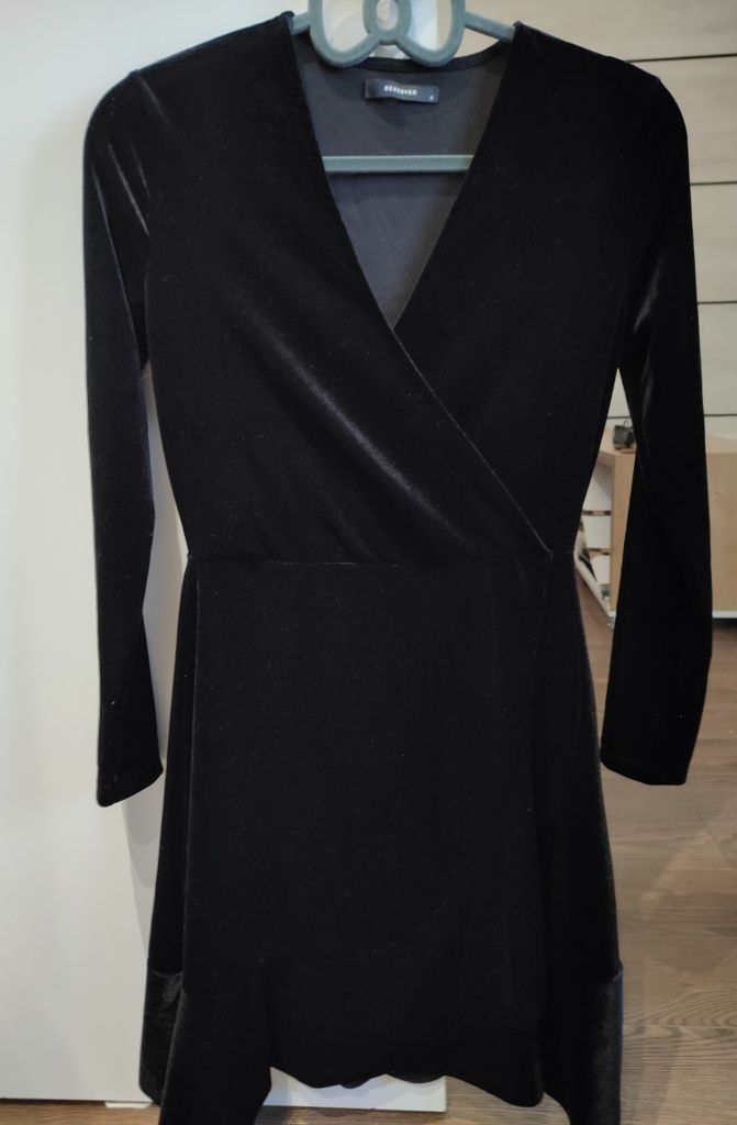 Welurowa sukienka kopertowa czarna S Reserved