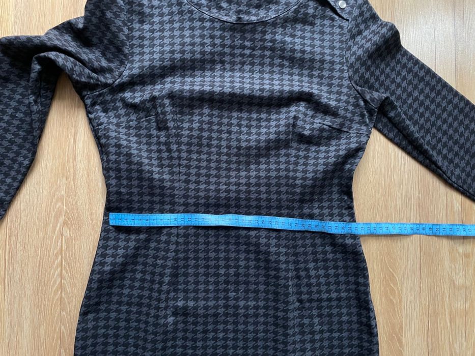 Dopasowana sukienka midi z krótkim rękawkiem w pepitkę S/M