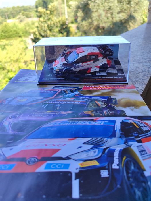 Carro WRC miniatura Sebastian Ogier Toyota Yaris Hybrid