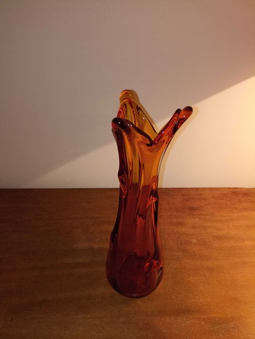 Sprzedam miodowy ozdobny wazon szkło kolorowe wys. 35 cm. Cena 80 zł.