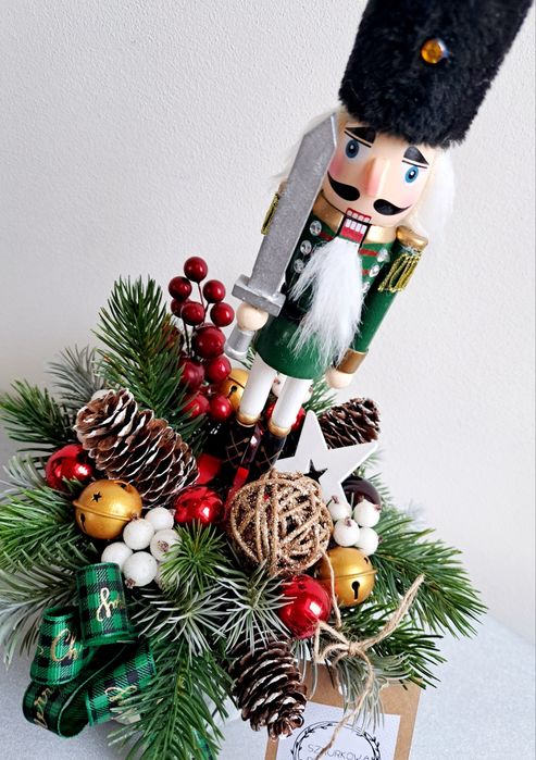 Dekoracja zimowa świąteczna stroik kompozycja z dziadkiem do orzechów