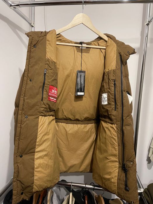 Пуховик C.P. Company коричневий , новий М розмір . Оригінал .