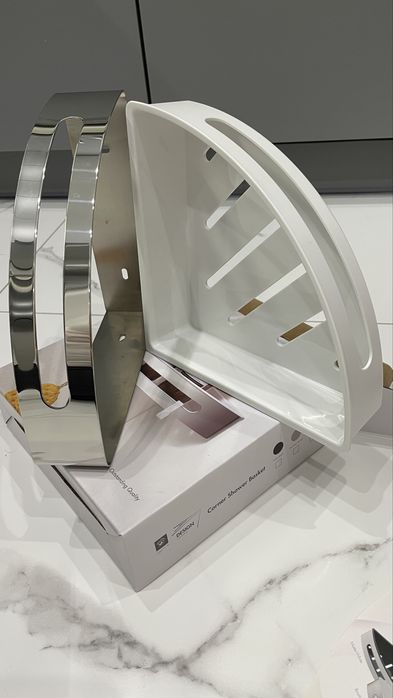 Металева вуглова поличка для ванноі кімнати