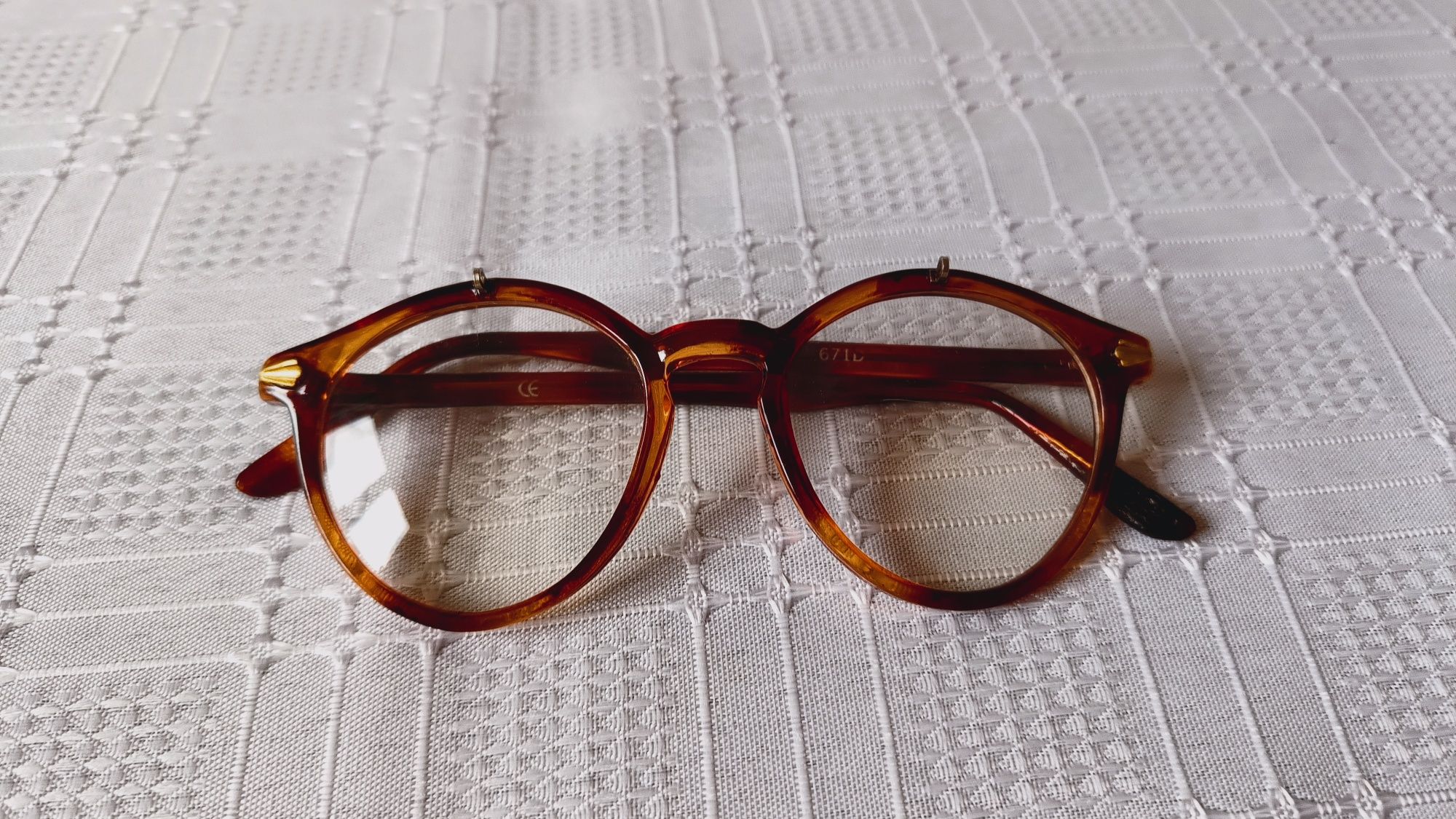 Okulary z PRL-U, oprawki brązowe, sygnatura na okularach 671D