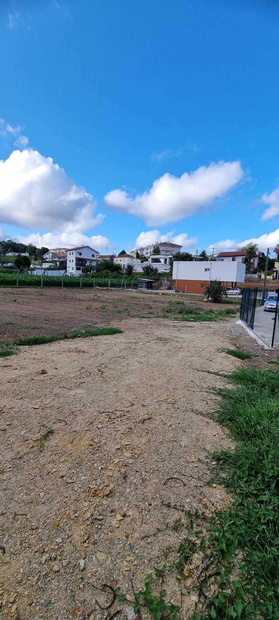 Arrenda-se - Lugar de Estacionamento/Armazenamento em Terreno Privado