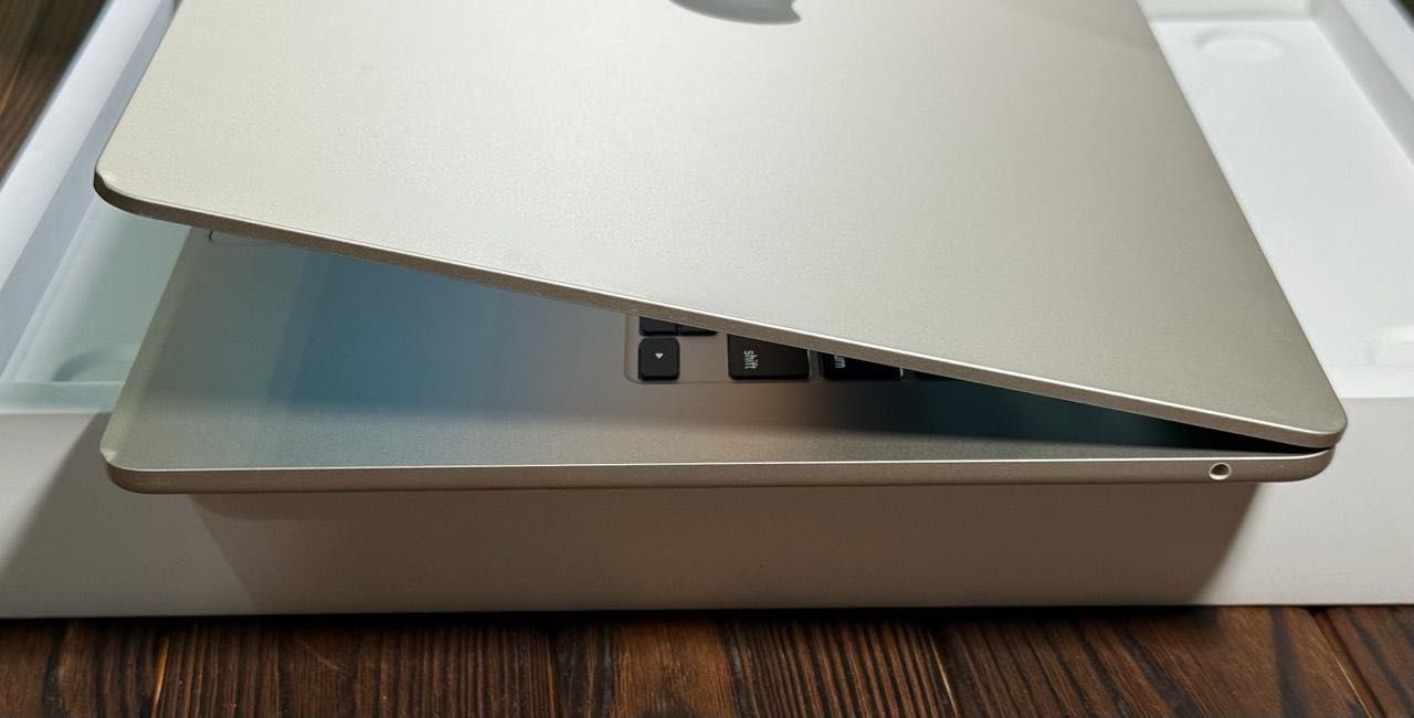 Macbook Air 15 2023 M2 8ram 256gb starlight mqku3 880$