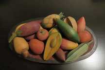 Travessa artesanal em madeira com frutas decorativas