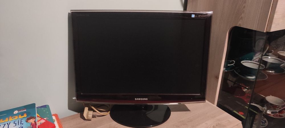 Sprzedam monitor Samsung SyncMaster T220 (z zasilaczem)

Monitor używa