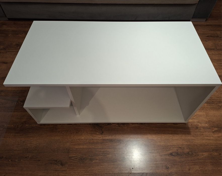 Biały stolik kawowy