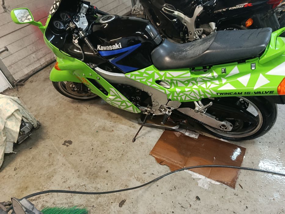 Kawasaki zzr1100 w całości na części silnik owiewka lampa