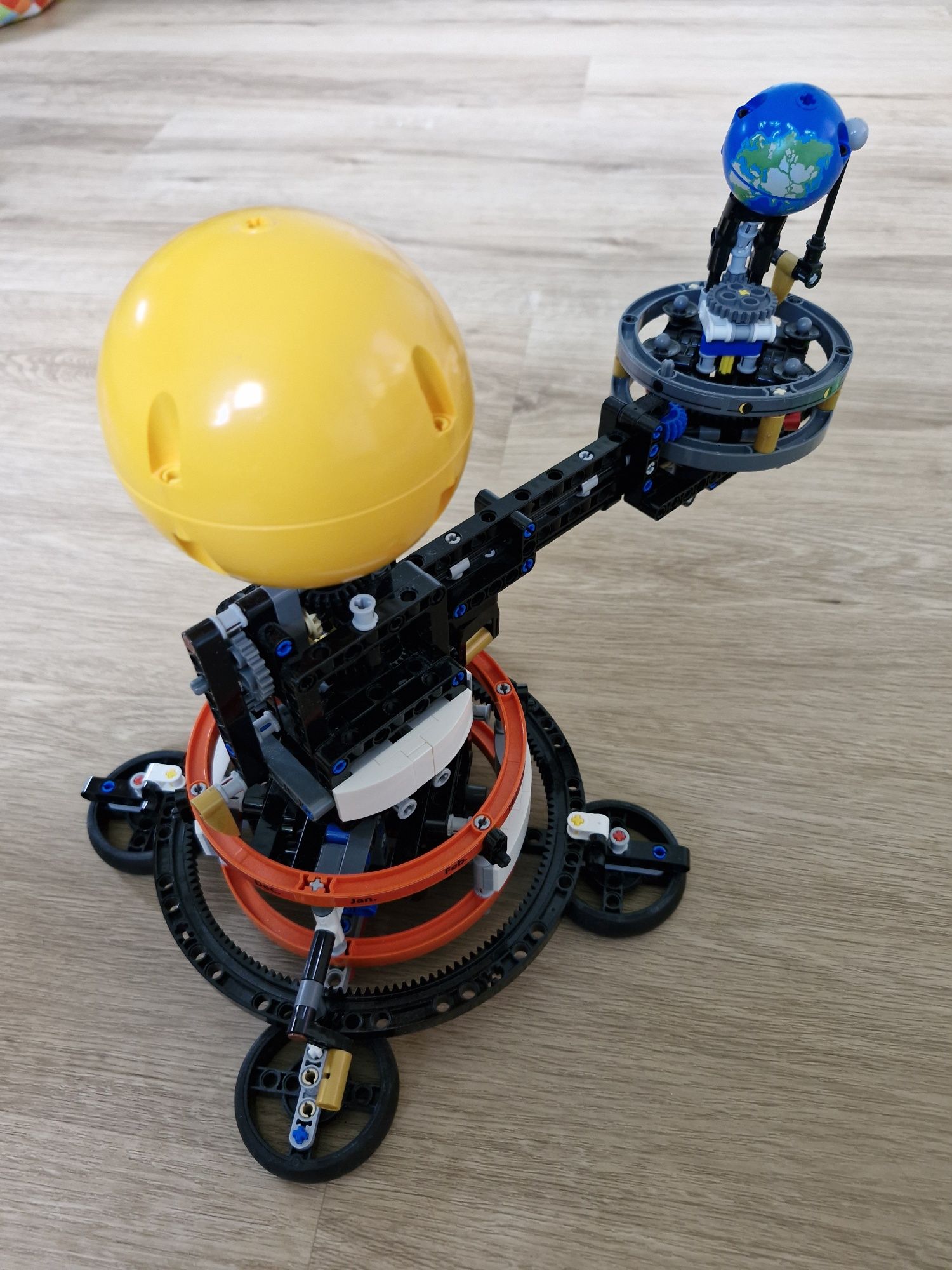 LEGO 42179. Planeta Ziemia i Księżyc na orbicie.