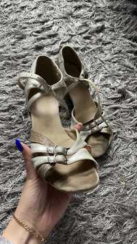 Танцювальні туфлі для дівчинки