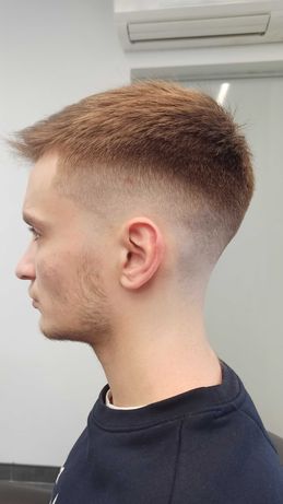 Чоловіча стрижка голови , бороди або комплекс