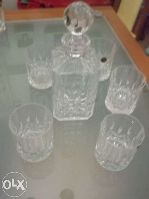 Garrafa e copos de cristal