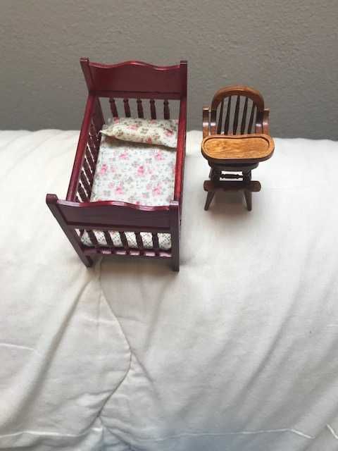 Brinquedos - Cama, cadeira refeição e cabides