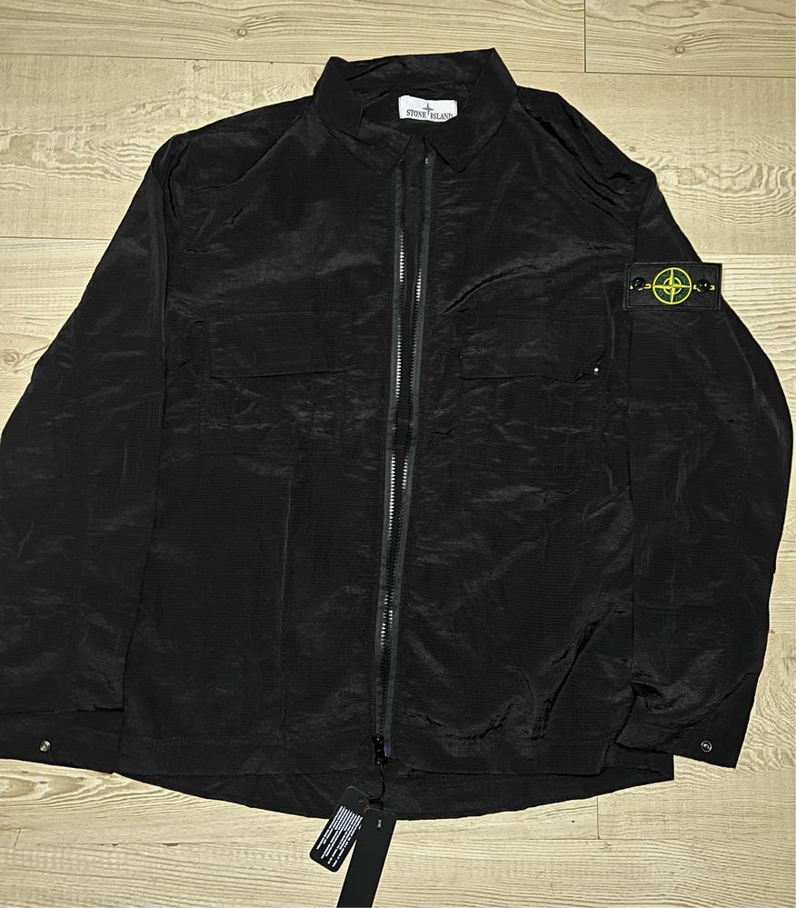 Нейлоновий овершот Stone Island в чорному кольорі