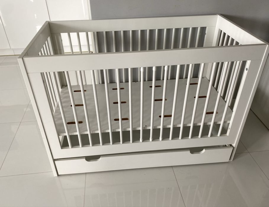 Lóżeczko Pinio Basic 120x60 z szufladą i barierkami + materac