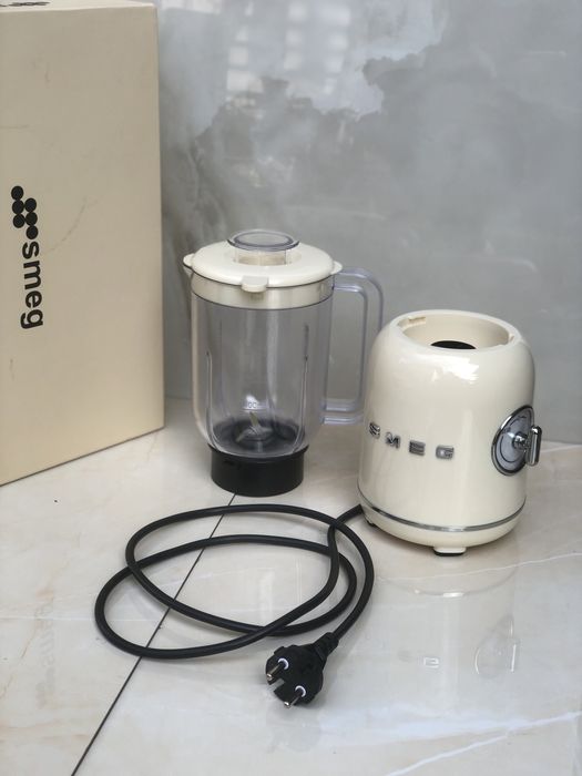 Блендер Smeg у кремовому кольорі