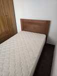 Cama de madeira maciça + colchão (corpo e meio)