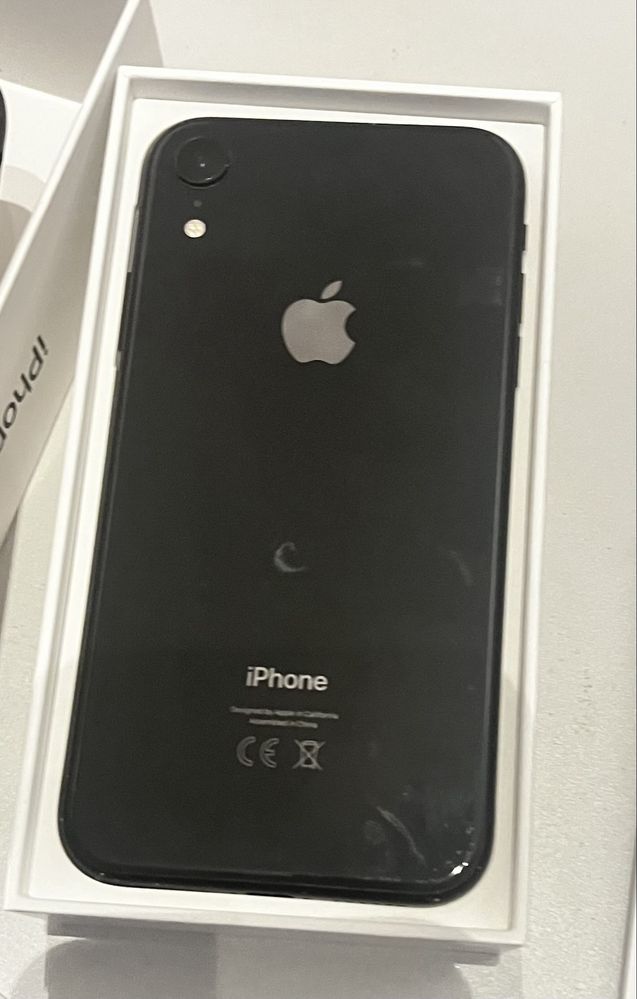 Iphone XR 64 GB + 2 obudowy