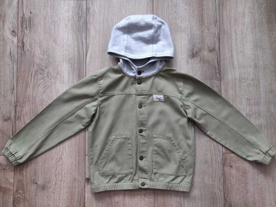 Коттоновая куртка Sinsay р. 140 зеленого цвета с капюшоном.