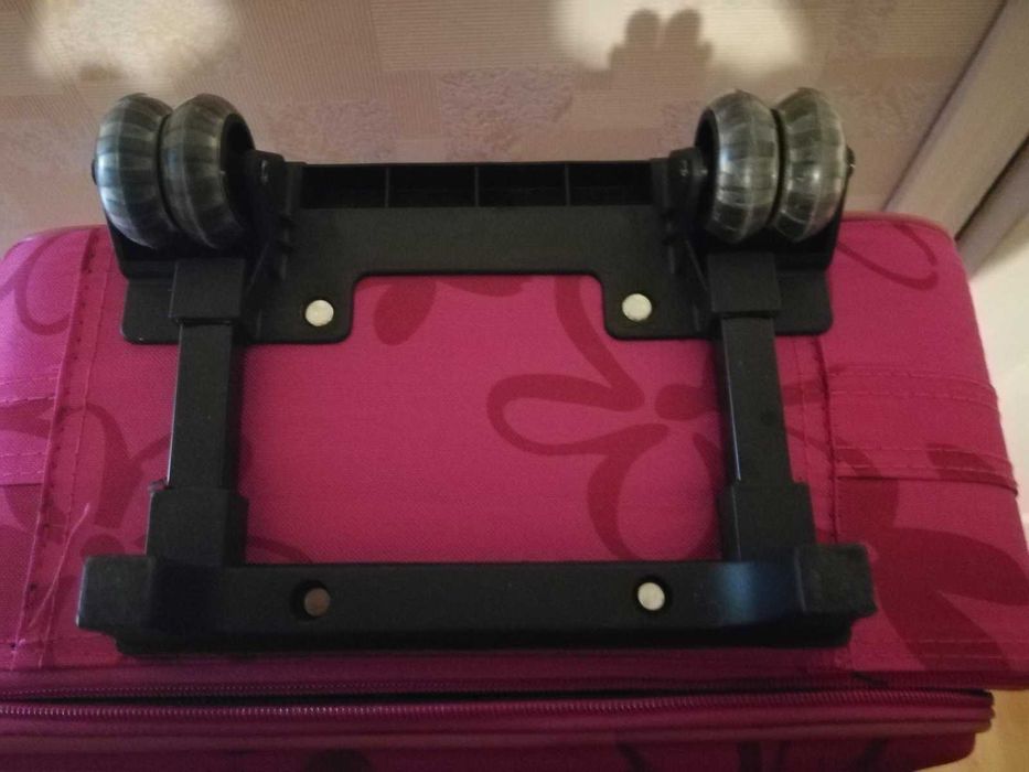 Чемодан новый средний розовый с Швейцарии 56 см