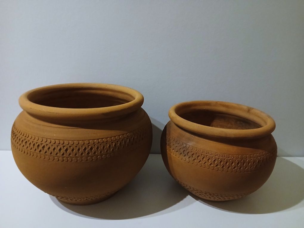 Vasos de barro redondos com trabalhado