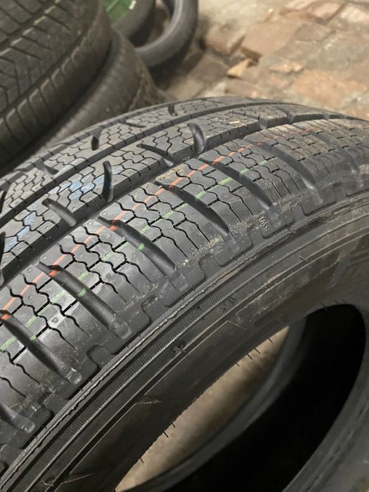 Jedna Nowa Opona 235/65R16C 118/116R 10PR Pirelli Carrier Winter