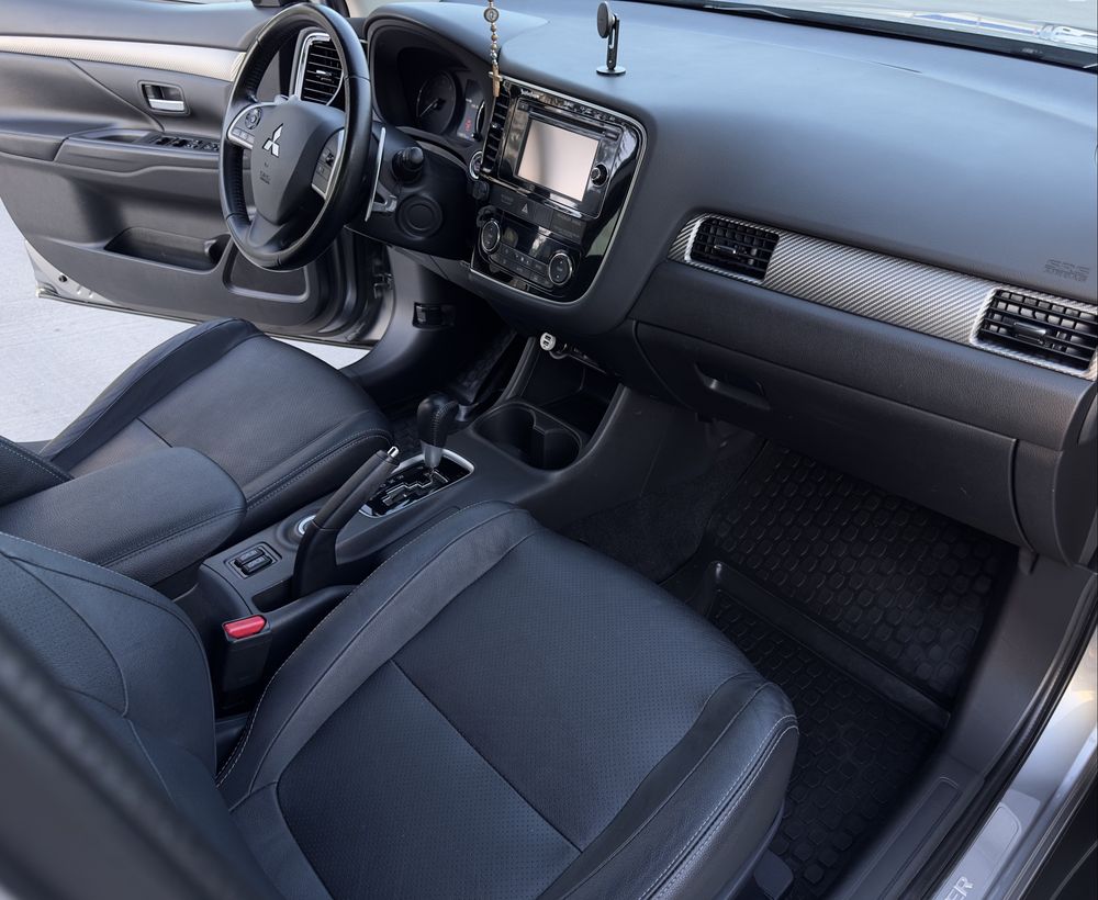 Продам MITSUBISHI Outlander 2.4 Ultimate 2014
