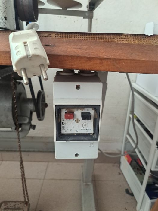 Máquina de Corte e Cose Industrial Brother